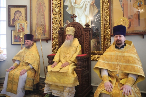 В день памяти апостола Иоанна Богослова епископ Василий совершил Литургию в храме прп. Лонгина Коряжемского
