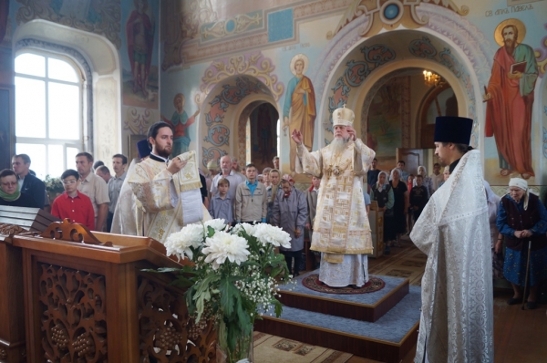 В день памяти перенесения мощей прпп. Зосимы и Савватия Соловецких епископ Василий совершил Божественную литургию в храме Владимирской иконы Божией Матери