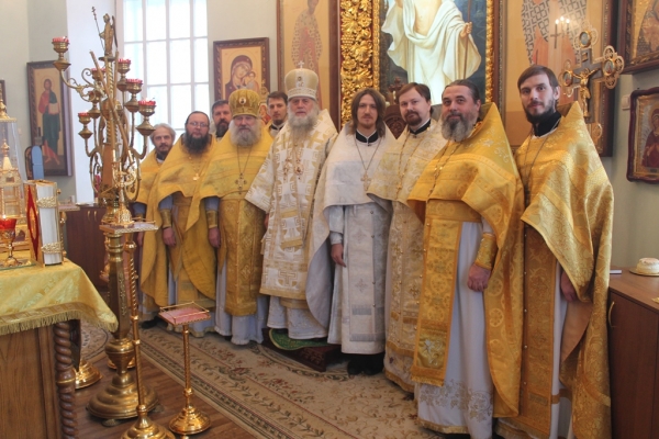 В день памяти свт. Иоанна Златоустого епископ Василий совершил Божественную литургию в храме прп. Лонгина Коряжемского
