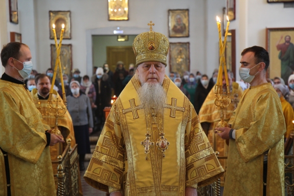 В день памяти свтт. Афанасия Великого и Кирилла Александрийских епископ Василий совершил Литургию в Коряжме
