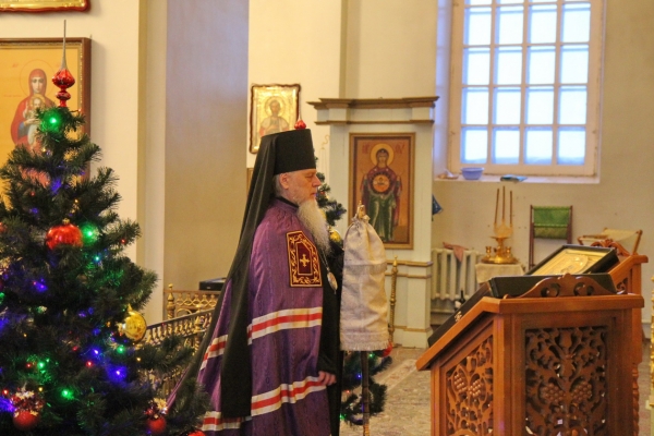 В Рождественский сочельник епископ Василий совершил Божественную литургию в Коряжме
