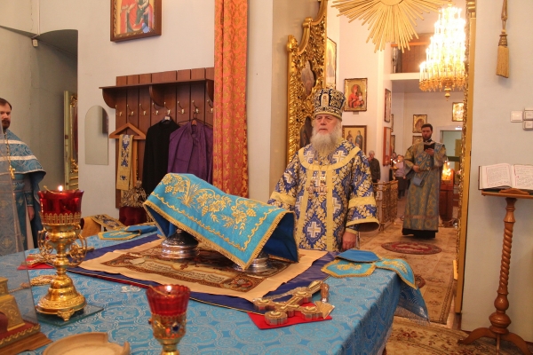 В день памяти иконы Божией Матери «Знамение» епископ Василий совершил Божественную литургию