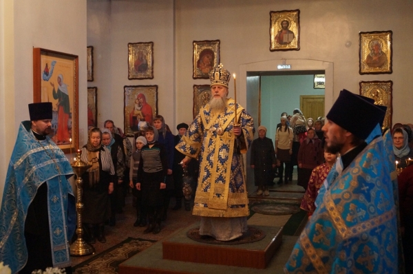 Накануне Благовещения Пресвятой Богородицы епископ Василий совершил Всенощное бдение в храме прп. Лонгина Коряжемского