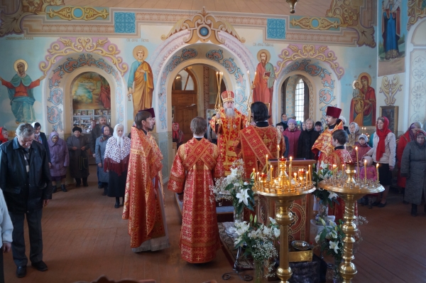 В понедельник Светлой седмицы епископ Василий совершил Божественную литургию в храме Владимирской иконы Божией Матери г. Котлас
