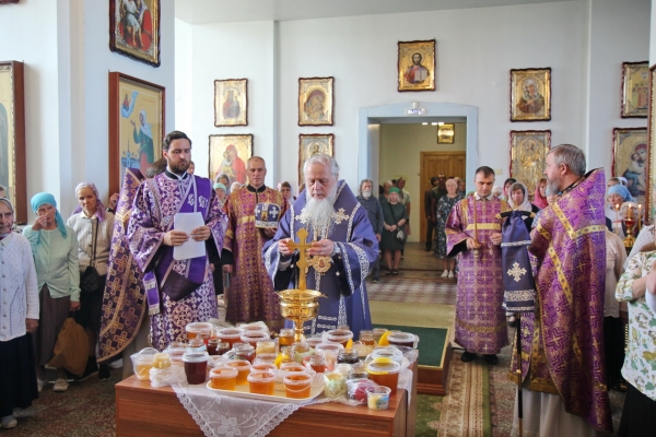 В праздник Происхождения Честных Древ Животворящего Креста Господня епископ Василий совершил Божественную литургию в Коряжме