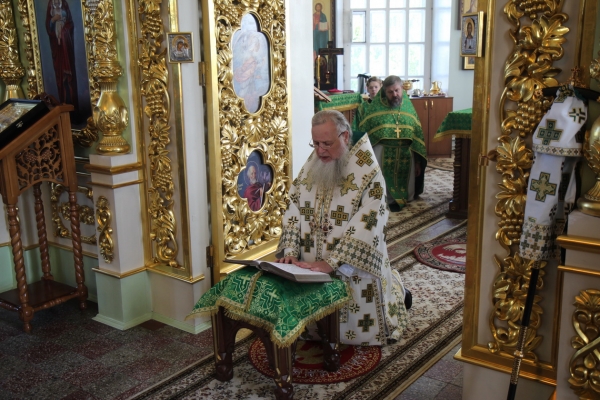 В День Святой Троицы епископ Василий совершил Божественную литургию в Коряжме