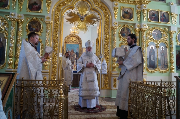 В Великую Субботу епископ Василий совершил Литургию свт. Василия Великого в храме прп. Лонгина Коряжемского