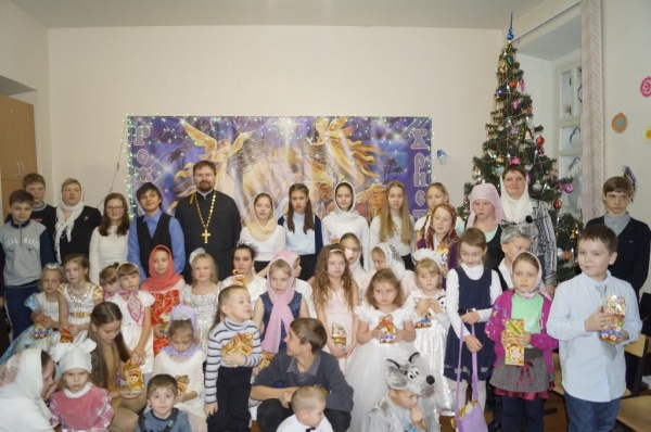 Воспитанники Коряжемской Воскресной школы поздравили прихожан с Рождеством Христовым