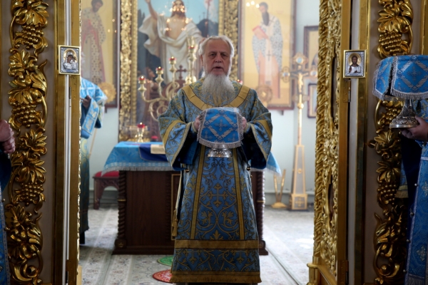 В праздник Казанской иконы Божией Матери епископ Василий совершил Божественную литургию 