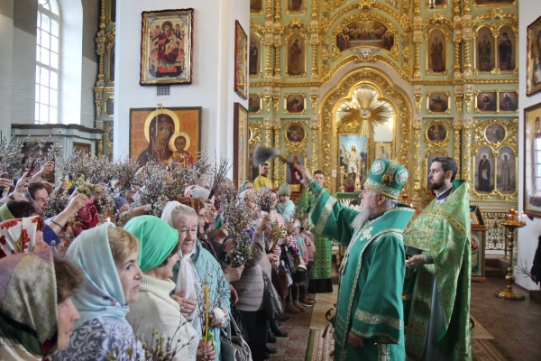 В праздник Входа Господня в Иерусалим епископ Василий совершил Божественную литургию в Коряжме