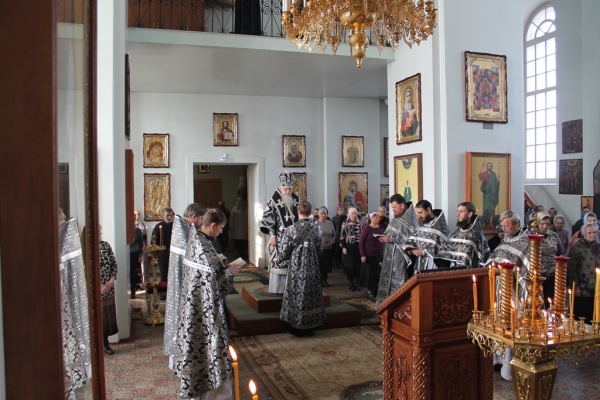 В день памяти иконы Божией Матери «Державная» епископ Василий совершил Литургию Преждеосвященных Даров в Коряжме