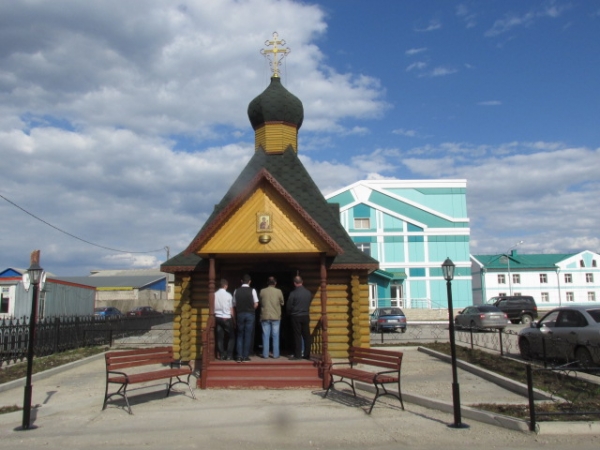 Няндомский священник совершил Пасхальный молебен в часовне Смоленской иконы Божией Матери на территории локомотивного депо