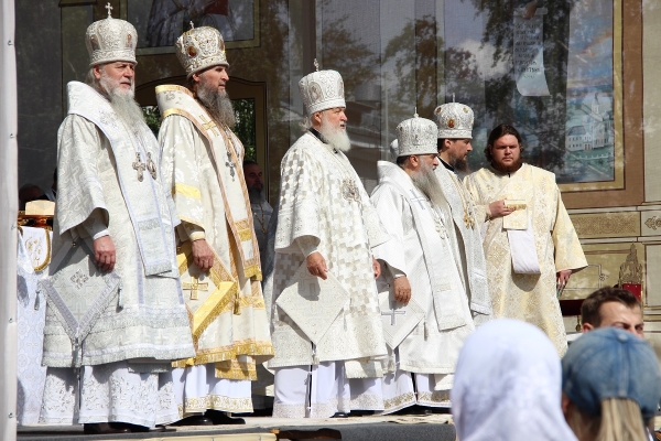 В праздник Преображения Господня Предстоятель Русской Церкви совершил Литургию на центральной площади Котласа