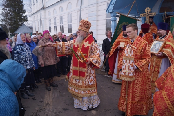 В Субботу Светлой Седмицы епископ Василий совершил Божественную литургию в Богоявленском храме с. Вилегодск