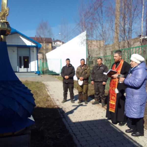 Освящен купол с крестом для строящегося храма на территории Вельского ПНИ