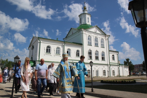 Епископ Василий в Престольный праздник совершил Божественную литургию в Котласе