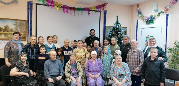 Воспитанники Воскресной школы посетили Отделение временного проживания инвалидов и людей пожилого возраста в Коряжме