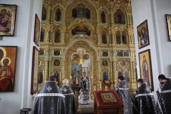 Епископ Василий совершил последнюю Литургию Преждеосвященных Даров в 2020 году в Коряжме