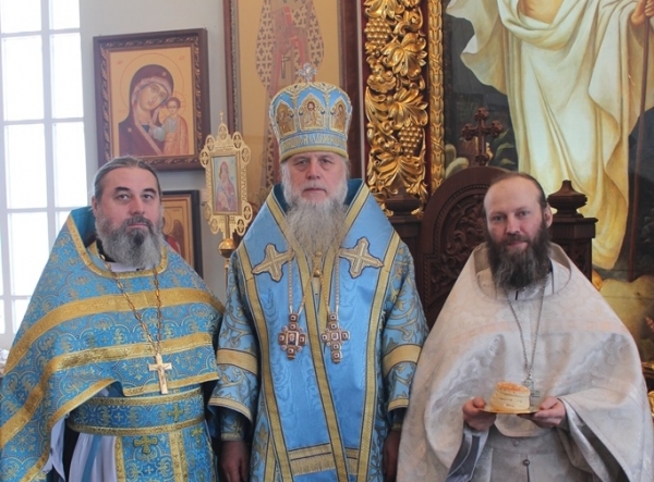 В день памяти Иверской иконы Божией Матери епископ Котласский и Вельский Василий совершил Божественную литургию в Коряжме