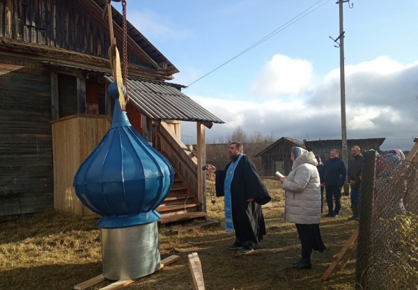 В д. Пономаревская состоялось освящение купола и накупольного креста храма Преображения Господня