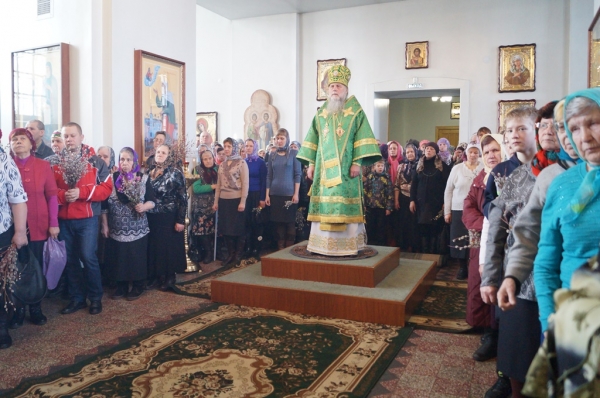 В праздник Входа Господня в Иерусалим Епископ Василий совершил Литургию в Свято-Лонгиновом храме г. Коряжма 
