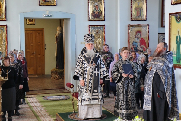 В Великий Пяток епископ Василий совершил вечерню с выносом Плащаницы Спасителя