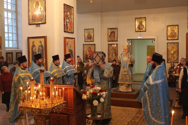 В праздник иконы Божией Матери «Всех скорбящих Радость» епископ Василий совершил Литургию в храме прп. Лонгина Коряжемского
