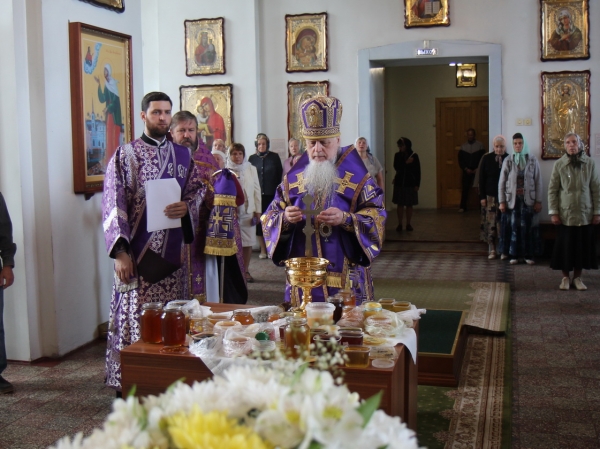 В праздник Происхождения Честных Древ Животворящего Креста Господня епископ Василий совершил Божественную литургию 