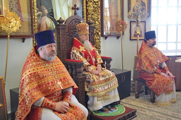 В неделю 6-ю по Пасхе, о слепом, епископ Василий совершил Божественную литургию в Коряжме