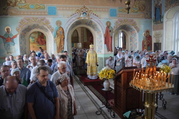 В день памяти первоверхоных апостолов Петра и Павла епископ Василий совершил Божественную литургию в Котласе