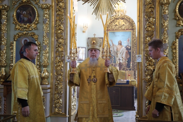 В Неделю Всех Святых епископ Василий совершил Божественную литургию 