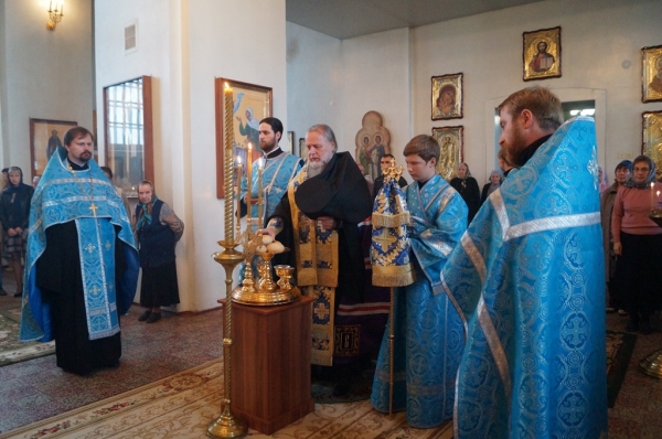 Епископ Василий совершил Всенощное бдение накануне Успения Пресвятой Богородицы в храме прп. Лонгина Коряжемского