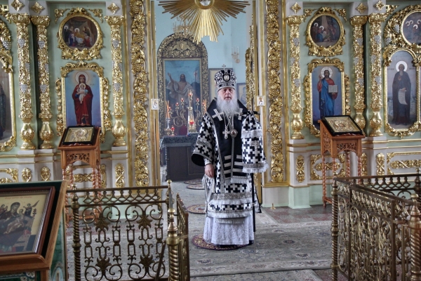 В Великий Понедельник епископ Василий совершил Литургию Преждеосвященных Даров 