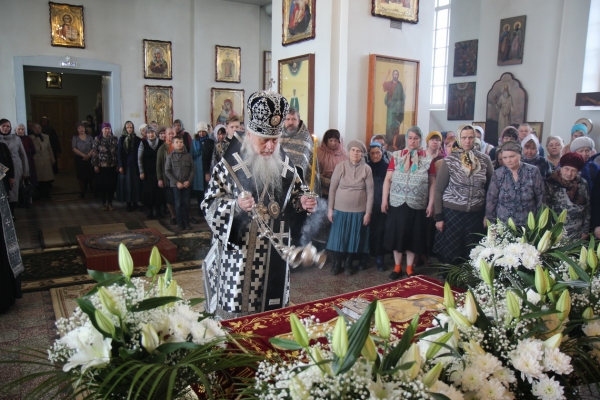 В Великий Пяток епископ Василий совершил вечерню с выносом Плащаницы Спасителя