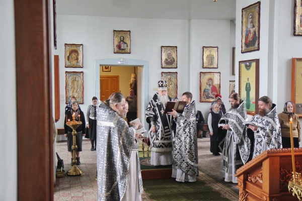 В Великий Вторник епископ Василий совершил Литургию Преждеосвященных Даров в Коряжме