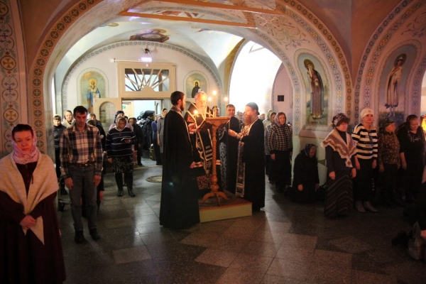 В понедельник первой седмицы Великого поста епископ Василий совершил великое повечерие с чтением Великого канона прп. Андрея Критского 
