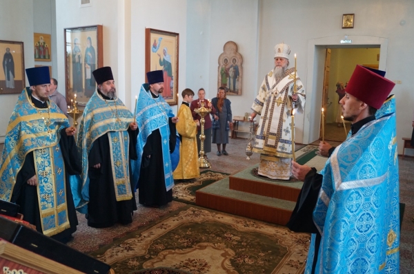 Епископ Василий накануне дня памяти Владимирской иконы Божией Матери совершил Всенощное бдение в храме прп. Лонгина Коряжемского 