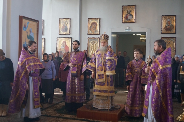 В день памяти иконы Божией Матери именуемой «Державная» епископ Василий совершил Божественную литургию в храме прп. Лонгина Коряжемского