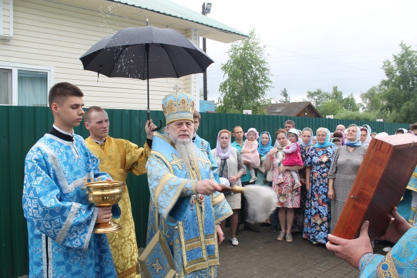 В день памяти Тихвинской иконы Божией Матери епископ Василий возглавил Божественную литургию в Вычегодске