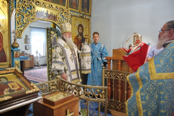 В празднование Тихвинской иконы Божией Матери епископ Василий совершил Божественную литургию в Вычегодском