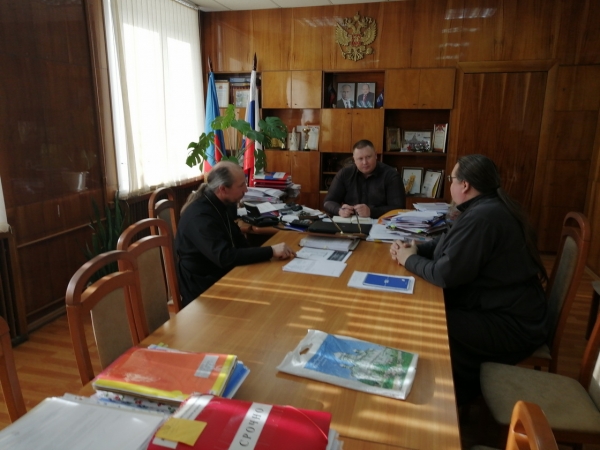В Няндоме состоялась встреча между благочинным и Главой района