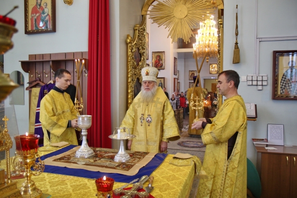 В день памяти апостола от 70-ти Иакова, брата Господня по плоти, епископ Василий совершил Божественную литургию