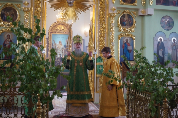 В День Святой Троицы епископ Василий совершил Божественную литургию в храме прп. Лонгина Коряжемского