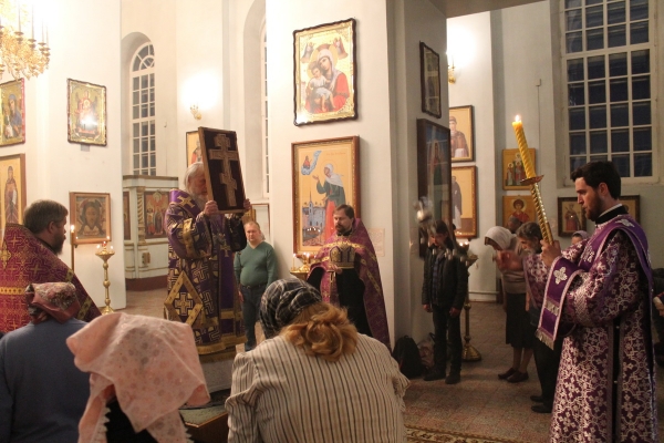 Накануне Воздвижения Честного и Животворящего Креста Господня епископ Василий совершил Всенощное бдение