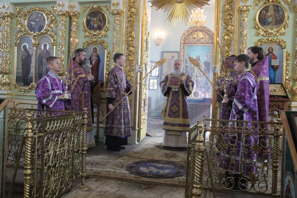 В неделю 4-ю Великого поста епископ Василий совершил Божественную литургию в Коряжме