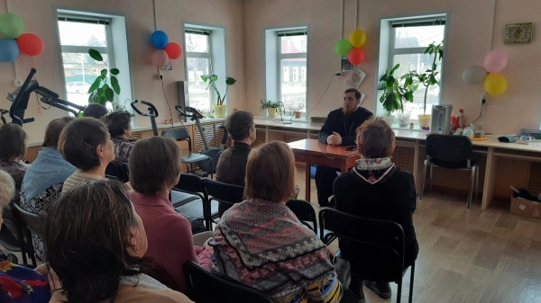 Очередная встреча со священником прошла в Вельском социальном центре «Третий возраст»