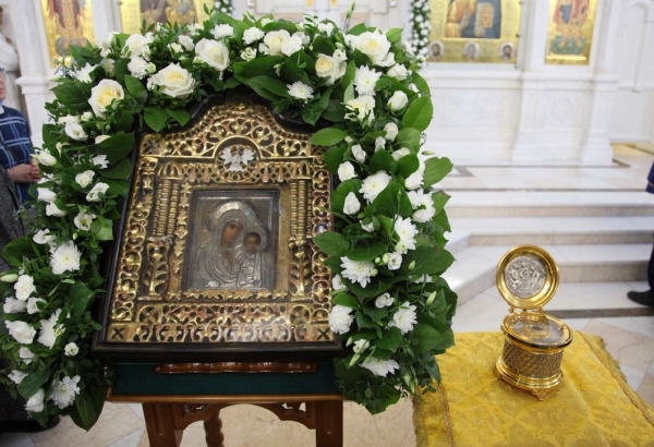 В день памяти Казанской иконы Божией Матери епископ Василий сослужил митрополиту Даниилу Литургию в Успенском храме Архангельска