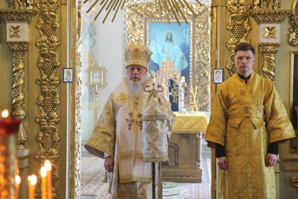 В Престольный Праздник епископ Василий совершил Божественную литургию в Свято-Никольском храме г. Коряжма