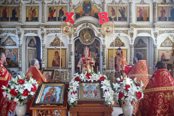 Во Вторник Светлой Седмицы епископ Василий совершил Божественную литургию в Котласе