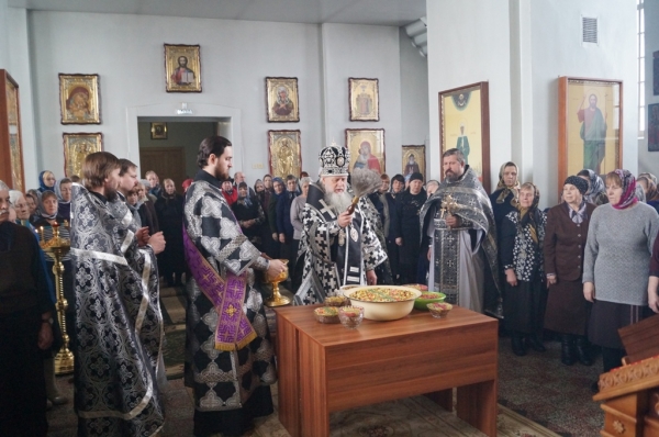 В пятницу первой седмицы Великого Поста епископ Василий совершил Литургию Преждеосвященных Даров в Свято-Лонгиновом храме г. Коряжма
